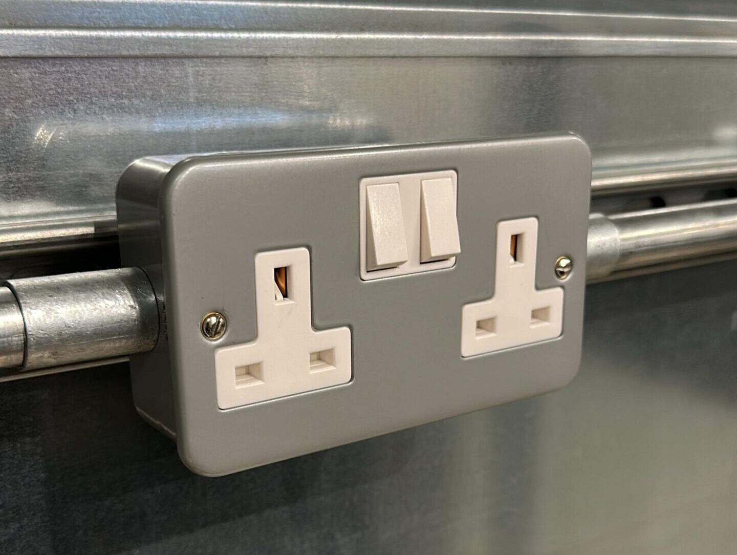 Metal contianment